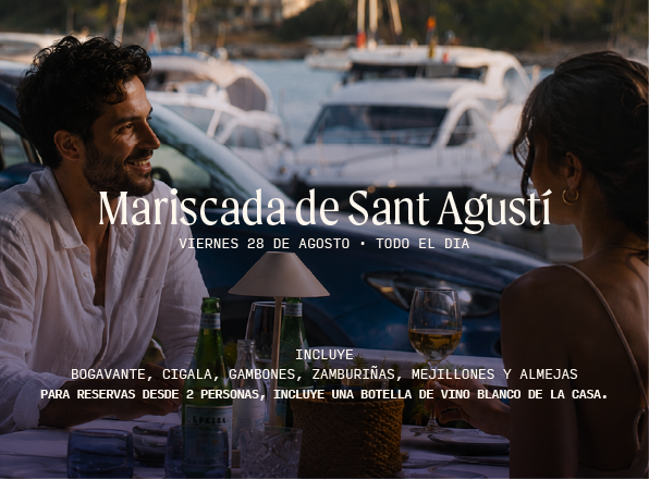 Personas disfrutando de una mariscada en HPC frente a la bahia de portocolom. 